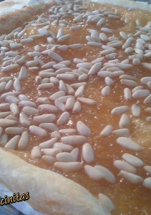 Una foto de Coca de Cabello de ángel y Piñones
