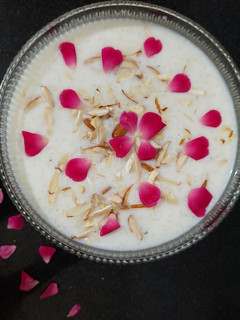 ખીર (Kheer Recipe In Gujarati) રેસીપી મુખ્ય ફોટો