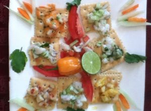 Una foto de Ceviches de camarón Nayarita con frutas de temporada