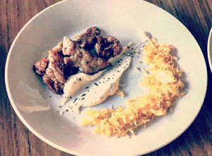 Una foto de Mollejas grilladas al limón con salsa alioli y papas rosty