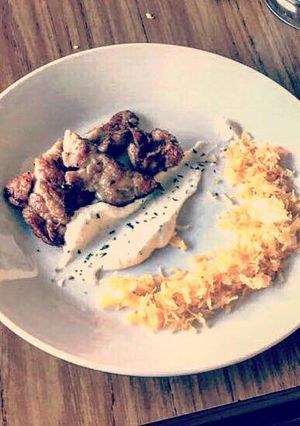 Una foto de Mollejas grilladas al limón con salsa alioli y papas rosty