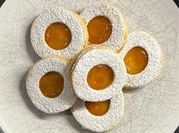 Una foto di dolce con marmellata di albicocche