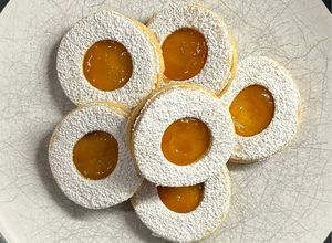 Foto di Biscotti Occhi di Bue alla Marmellata di Albicocche