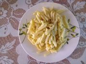 Una foto de ensalada de penne