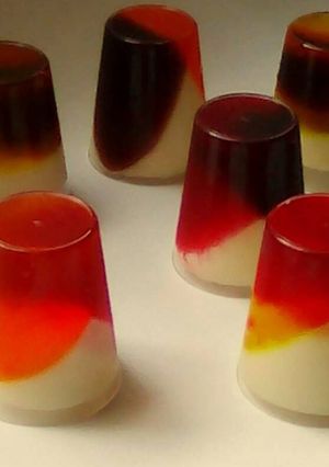 Una foto de Gelatinas Inclinadas de "Colores