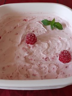 Egyszerű, gyors málnafagyi recept fotója