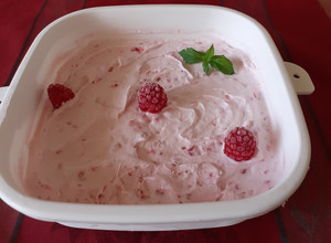 Egyszerű, gyors málnafagyi recept fotója