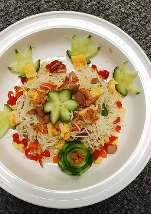 Hình của món Bún(miến) trộn xúc xích trứng gà.