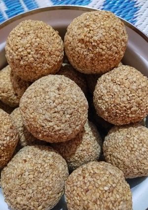 A picture of Sesame laddu.