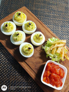 Una foto de Huevos rellenos con Salsa Bechamel al Curry