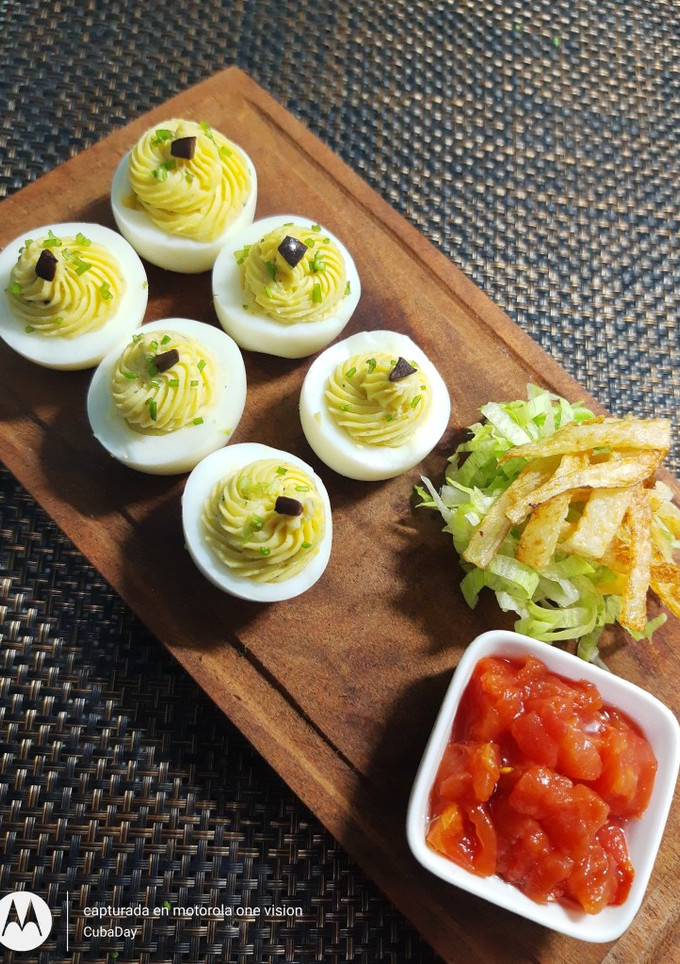 Una foto de Huevos rellenos con Salsa Bechamel al Curry