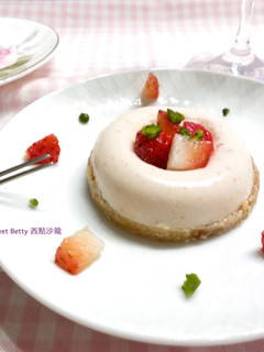 草莓慕斯塔(免烤箱) 的食譜成品照片