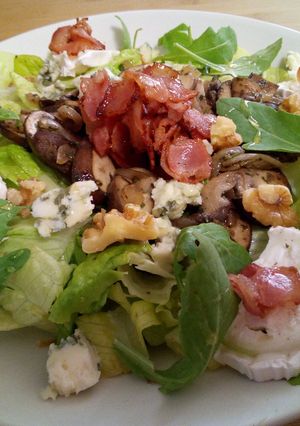 Una foto de Ensalada con champiñón y varios ingredientes más
