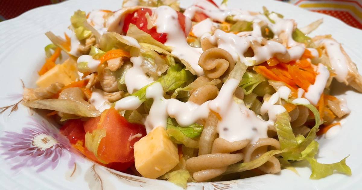 Ensalada de pasta integral con pollo y vegetales