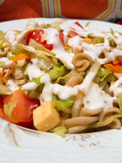 Una foto de Ensalada fresca de pollo y pasta integral