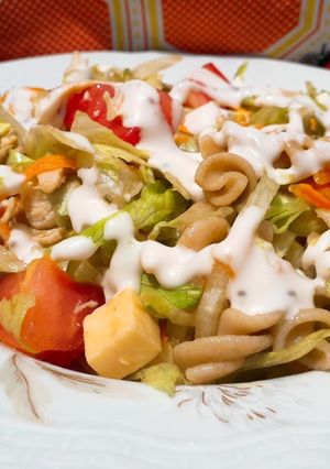Una foto de Ensalada fresca de pollo y pasta integral