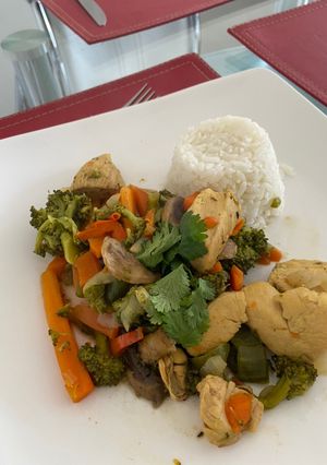 Una foto de Pollo Salteado con verduras