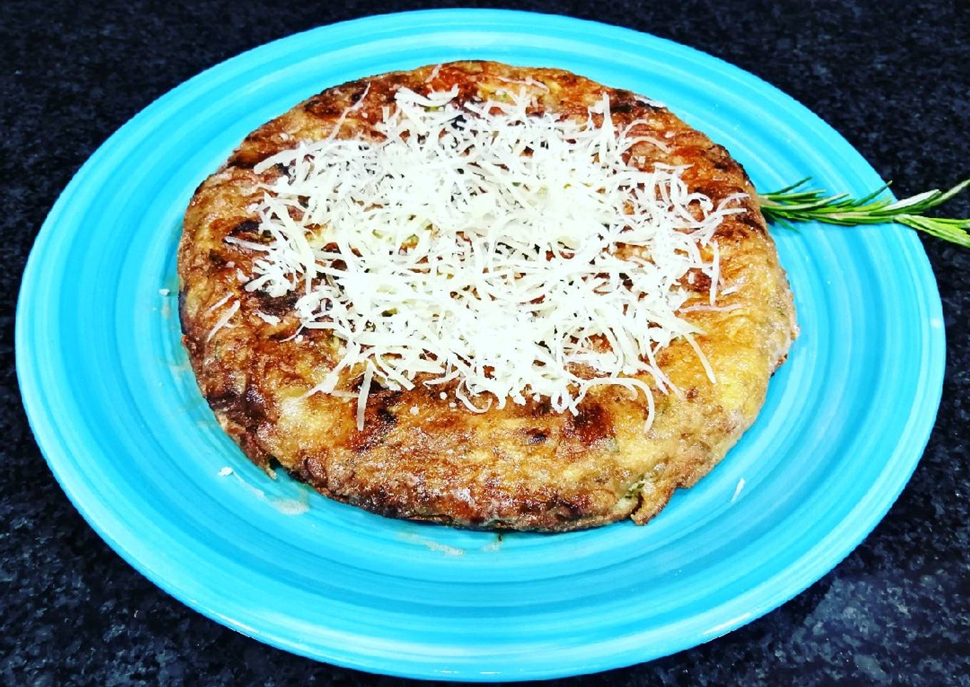 Tortilla jugosa de berenjena y queso al romero