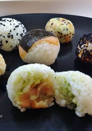 Foto di Temarizushi California, temarizushi di verdure e temarizushi di salmone