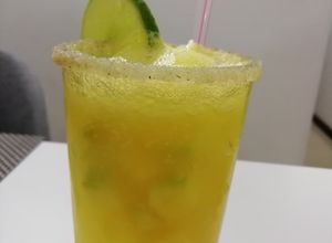 Una foto de Michelada de soda y mango