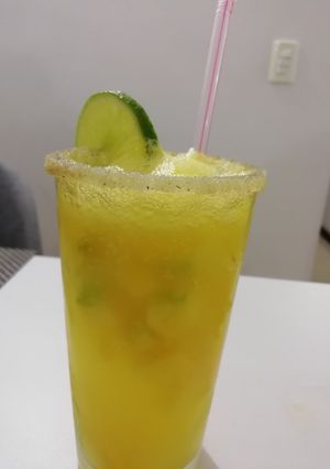 Una foto de Michelada de soda y mango