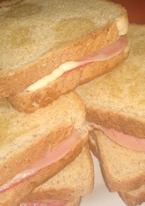 Una foto de Sándwiches calentitos!