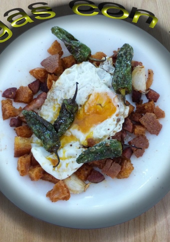 Una foto de Migas con huevo