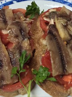 Una foto de Sándwich doble de arenques en salazón