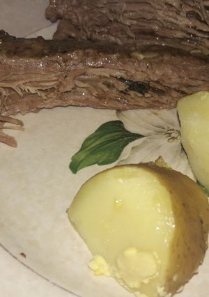 Una foto de Tapa de nalga inyectada con caldo de puerros estragón, romero y laurel