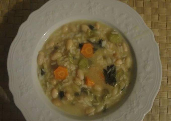 κύρια φωτογραφία συνταγής Φασόλια σούπα με λαχανικά και ρύζι