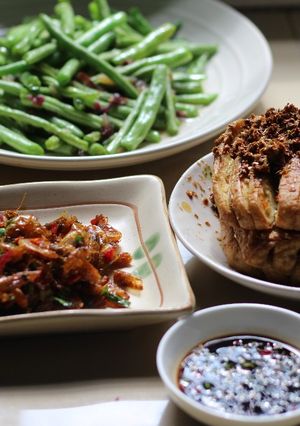 Hình của món CƠM NHÀ | ĐẬU QUE XÀO TỎI & ĐẬU HŨ CHIÊN MUỐI SẢ & TÉP RANG.