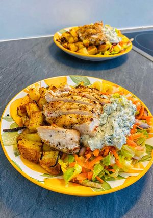 O poză a rețetei Cartofi cu pui la cuptor și salată 🥗.