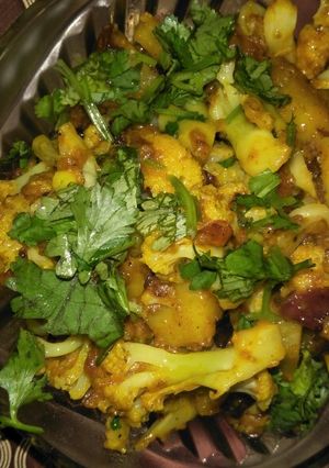गोभी बेसन की सब्जी (gobi besan ki sabzi recipe in Hindi) रेसिपी मुख्य फोटो