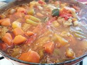 Une photo de couscous au poulet et legume