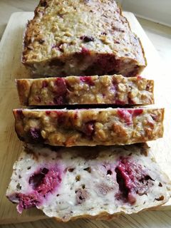 Une photo de Banana bread healthy sans sucre ajouté aux framboises