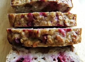 Une photo de Banana bread healthy sans sucre ajouté aux framboises