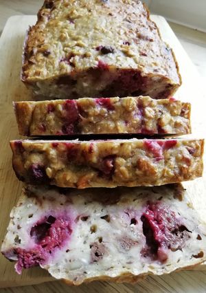 Une photo de Banana bread healthy sans sucre ajouté aux framboises