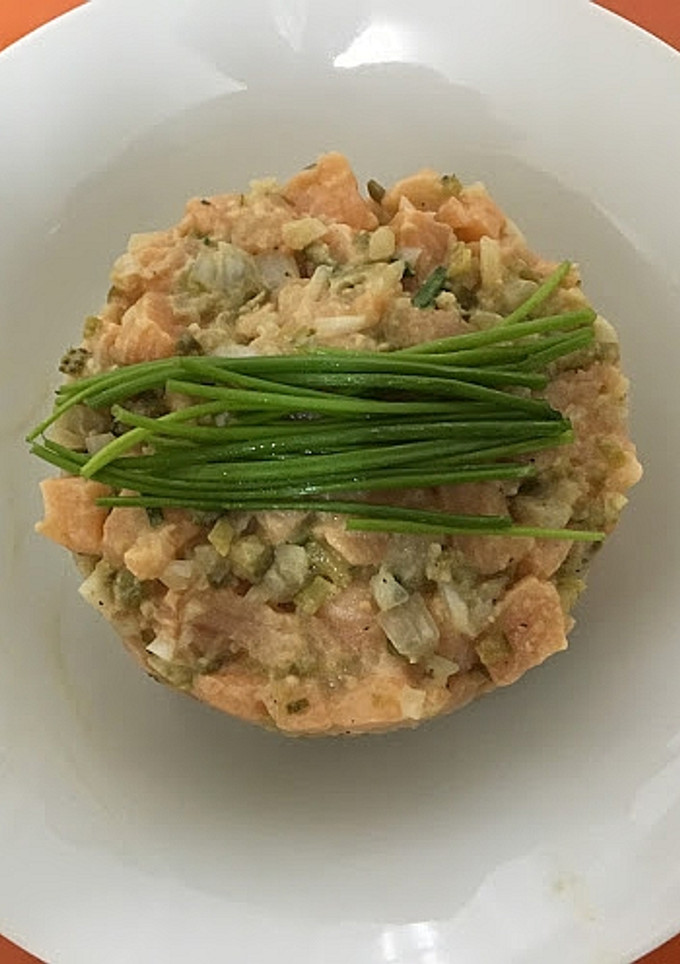 Una foto de Tartar de salmón