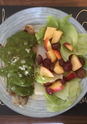 Una foto de Pescado en salsa de cilantro, limón y mango