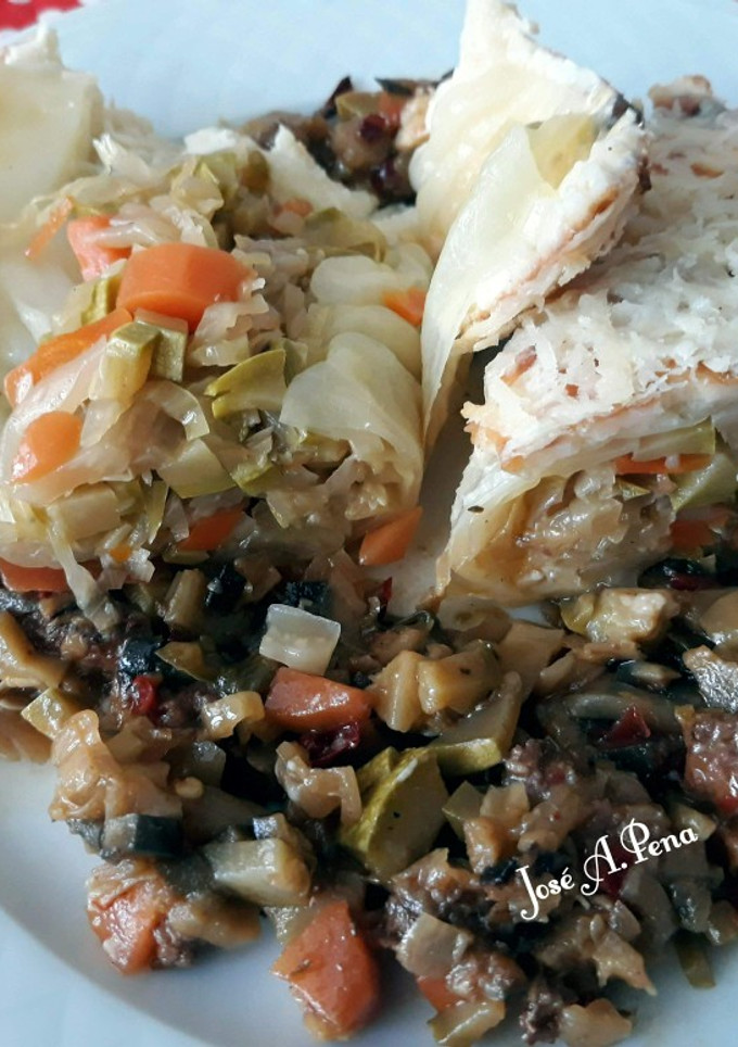 Una foto de Hojas de col con verduras y bechamel gratinada