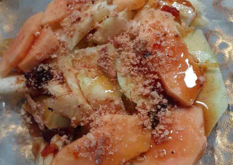 Rujak manis pake taburan spesial