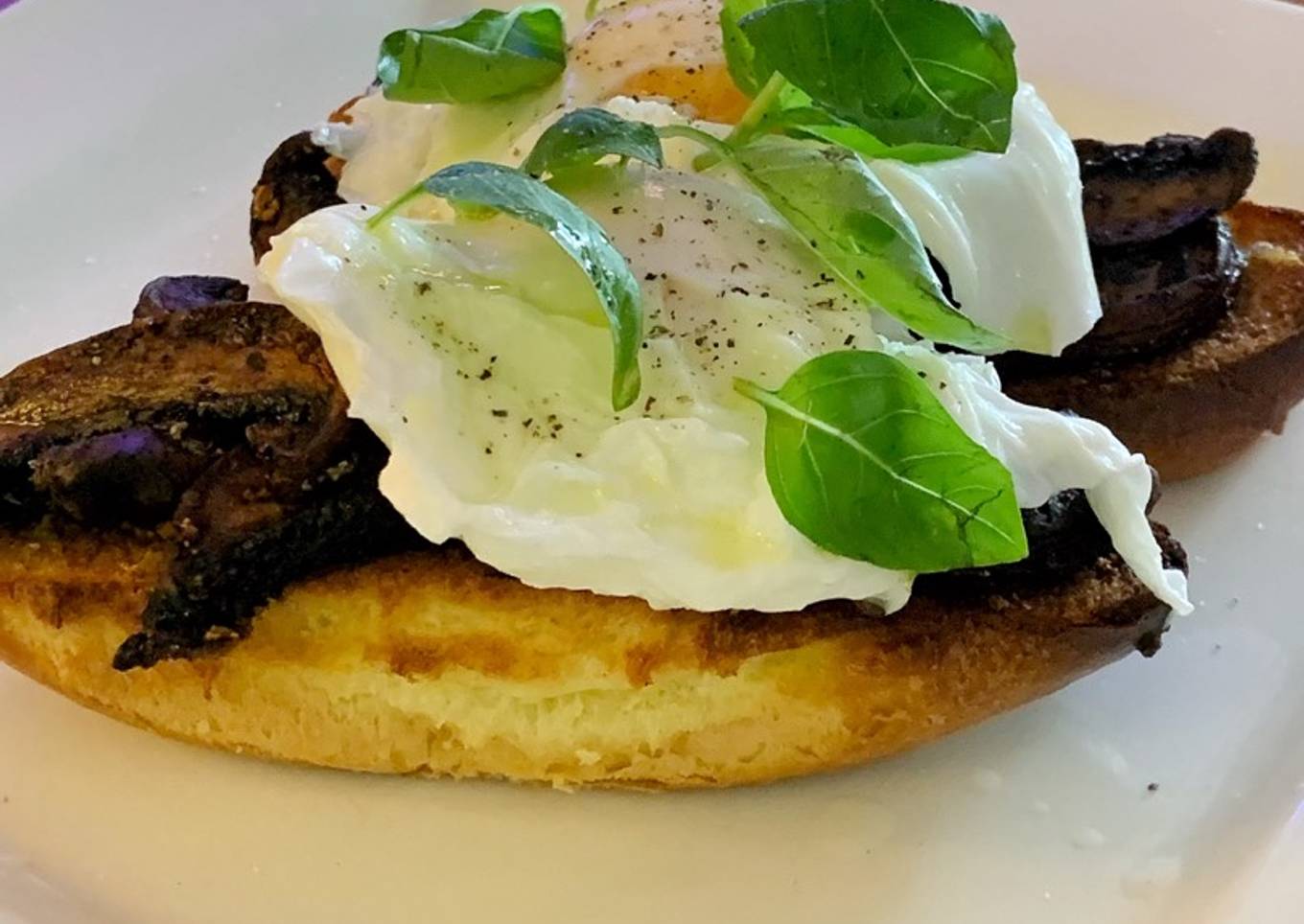 Portobello mushrooms with brioche and poached egg