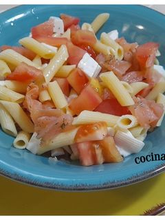 Una foto de Ensalada de pasta y salmón