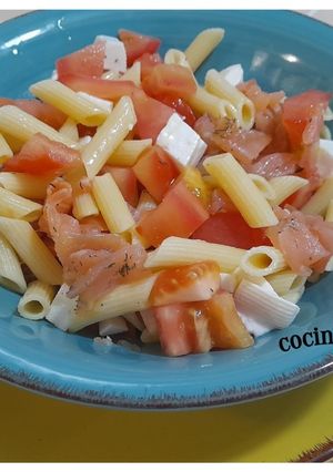 Una foto de Ensalada de pasta y salmón