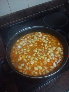 Una foto de Fabes con pulpo