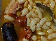 Una foto de fabes con chorizo y morcilla