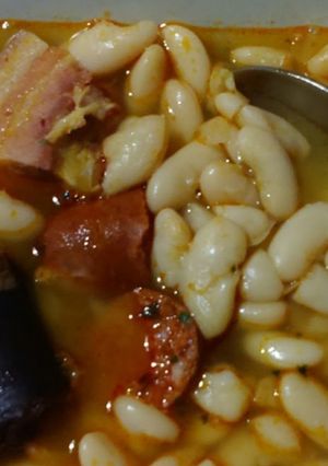 Una foto de Fabada asturiana