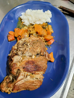 Una foto de Bondiola braseada con verduras y arroz