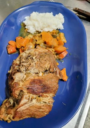 Una foto de Bondiola braseada con verduras y arroz
