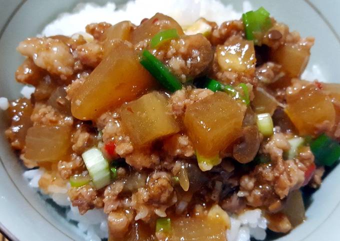 Steps to Make Super Quick Homemade Braised daikon and minced pork